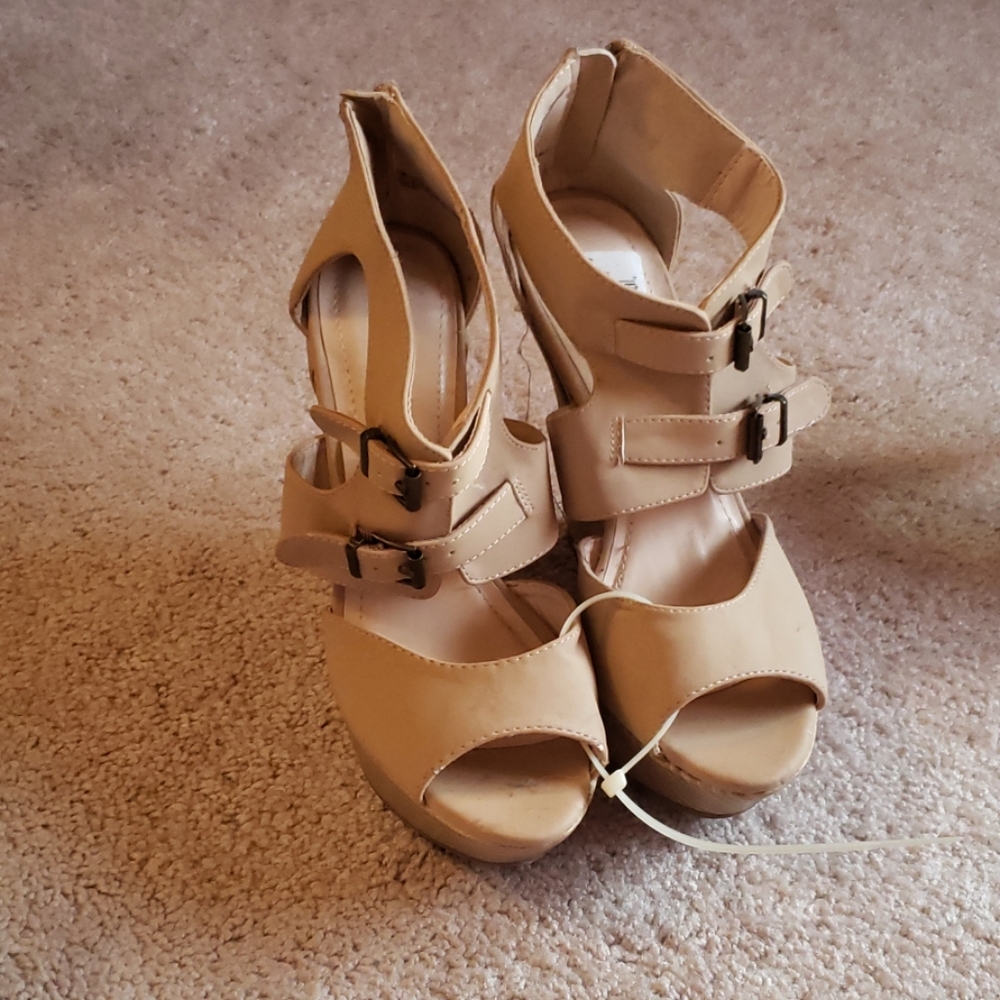 Shoes - Picture 2 of 7